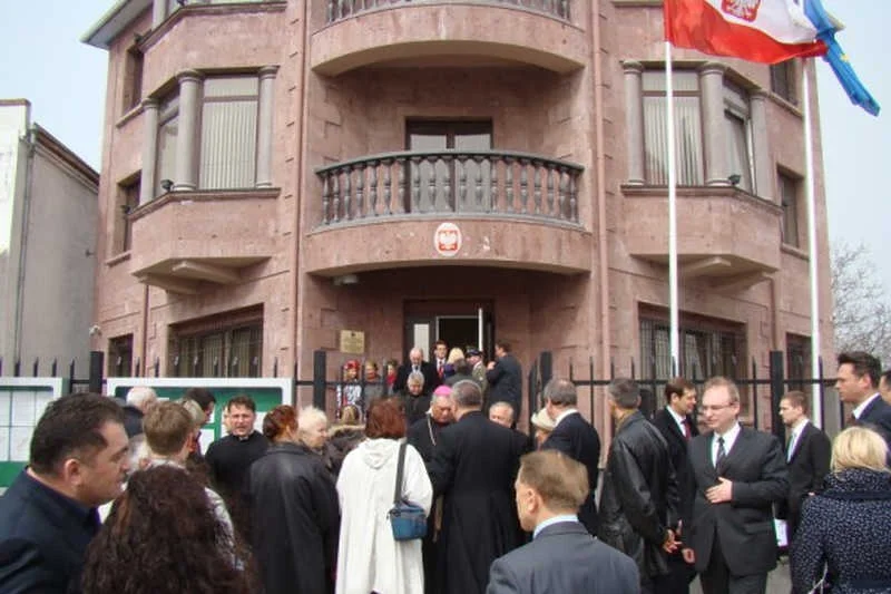 Otwarty w 2011 roku konsulat w Sewastopolu został ewakuowany.