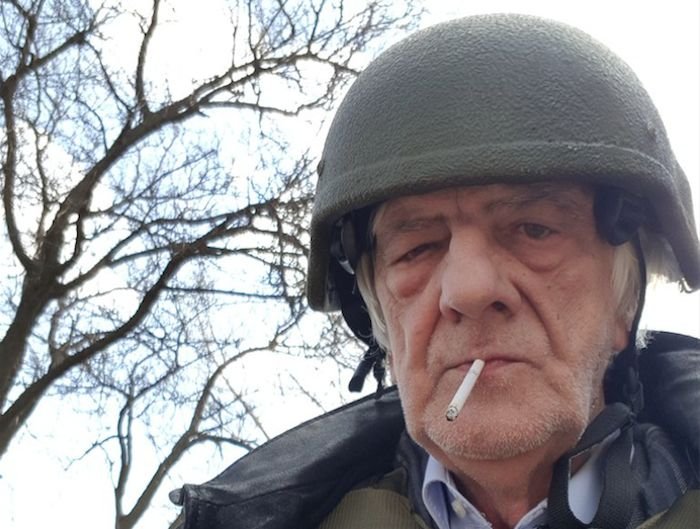 Ryszard Terlecki pochwalił się zaskakującym zdjęciem. W hełmie na głowie i z papierosem w ustach.