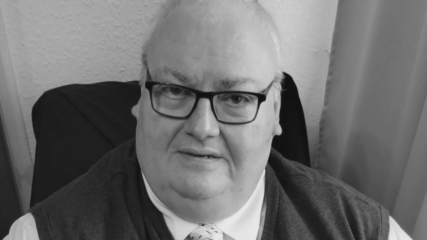 Simon Fisher-Becker nie żyje.