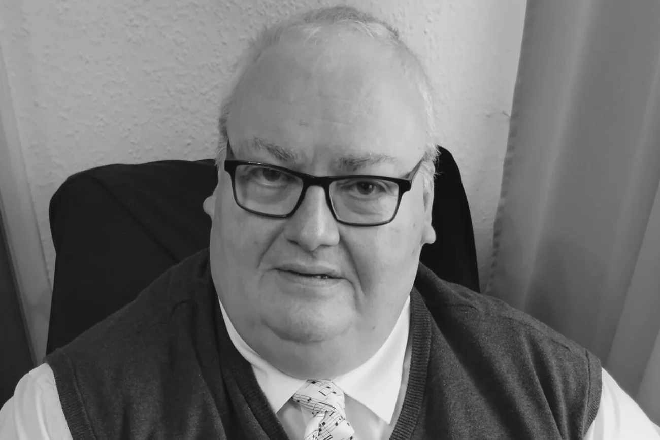 Simon Fisher-Becker nie żyje.