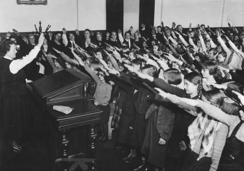 Dzieci wykonujące nazistowskie pozdrowienie Heil Hitler w jednej ze szkół w III Rzeszy (1934)