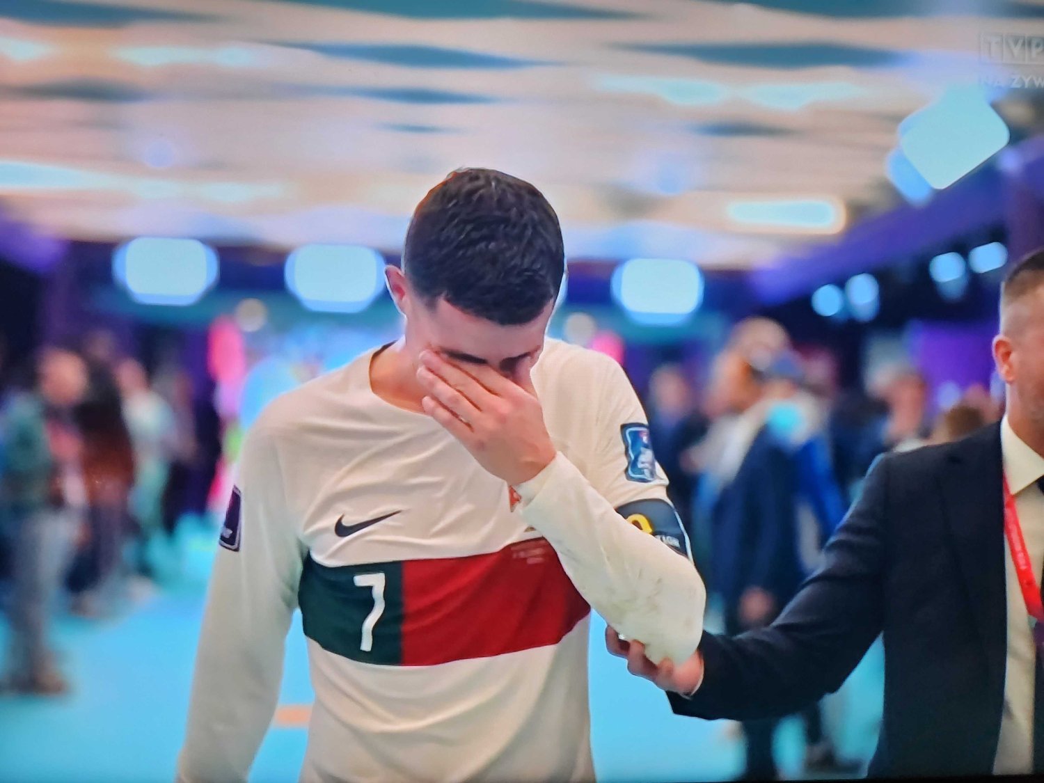 Zapłakany Cristiano Ronaldo po klęsce z Marokiem szybko uciekł do szatni Portugalczyków