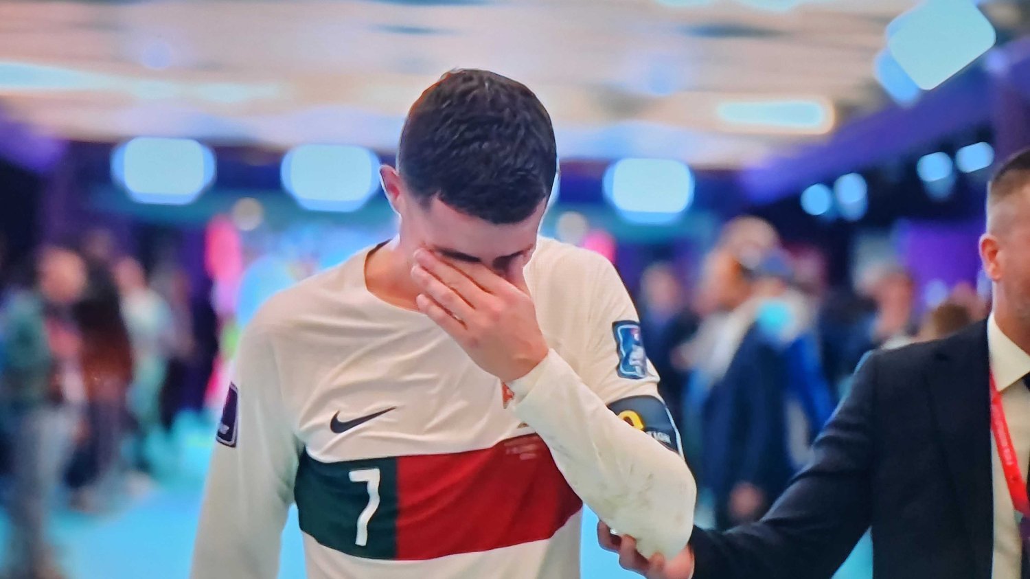 Zapłakany Cristiano Ronaldo po klęsce z Marokiem szybko uciekł do szatni Portugalczyków