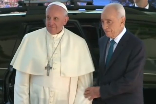 Szymon Peres (z prawej) przedstawił Franciszkowi koncepcję utworzenia Organizacji Religii Zjednoczonych