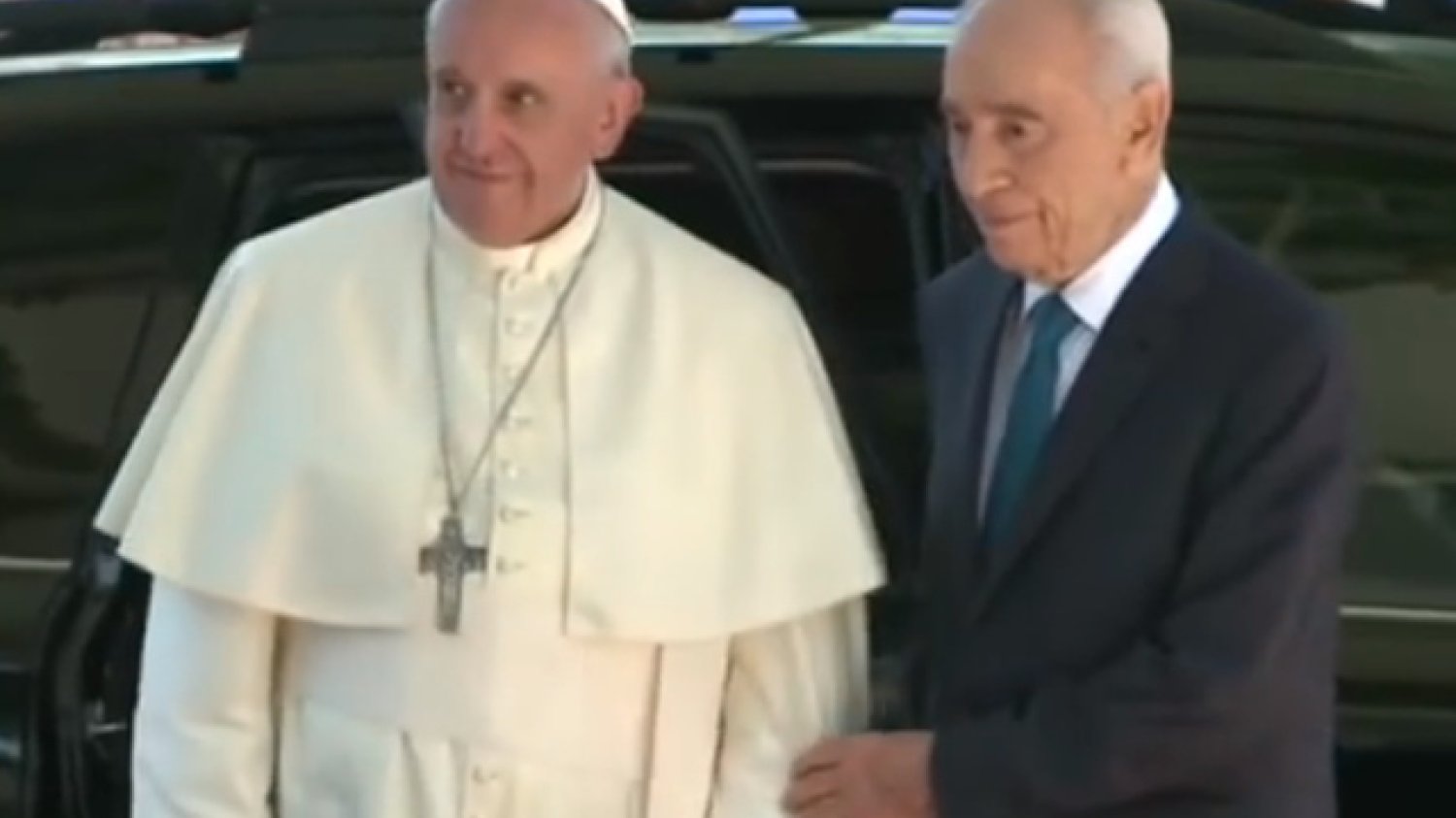 Szymon Peres (z prawej) przedstawił Franciszkowi koncepcję utworzenia Organizacji Religii Zjednoczonych
