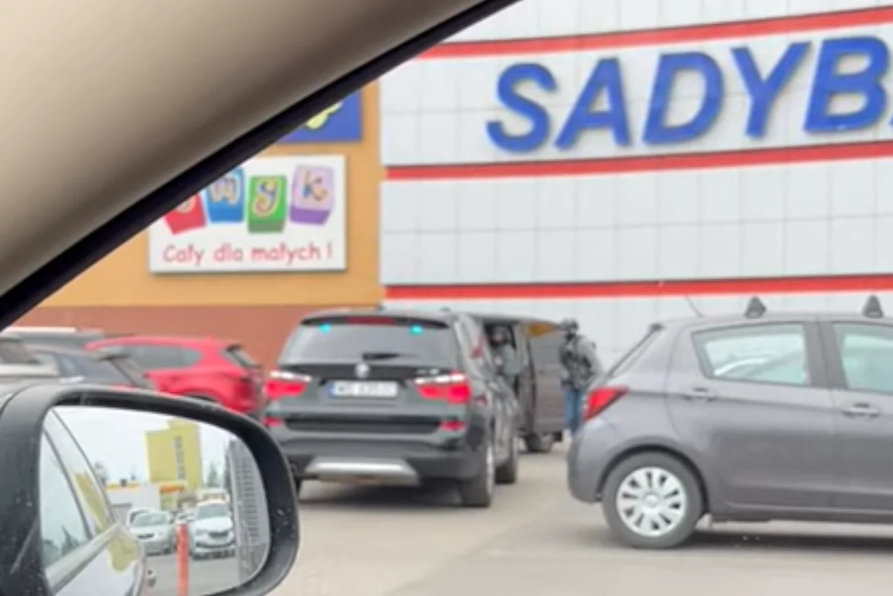 Akcja służb pod warszawską galerią handlową. Mamy nagranie świadka