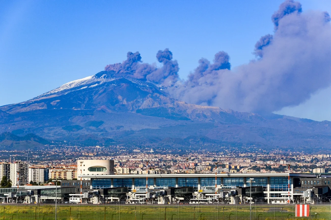 Lotnisko w Katanii podczas erupcji na wulkanie Etna