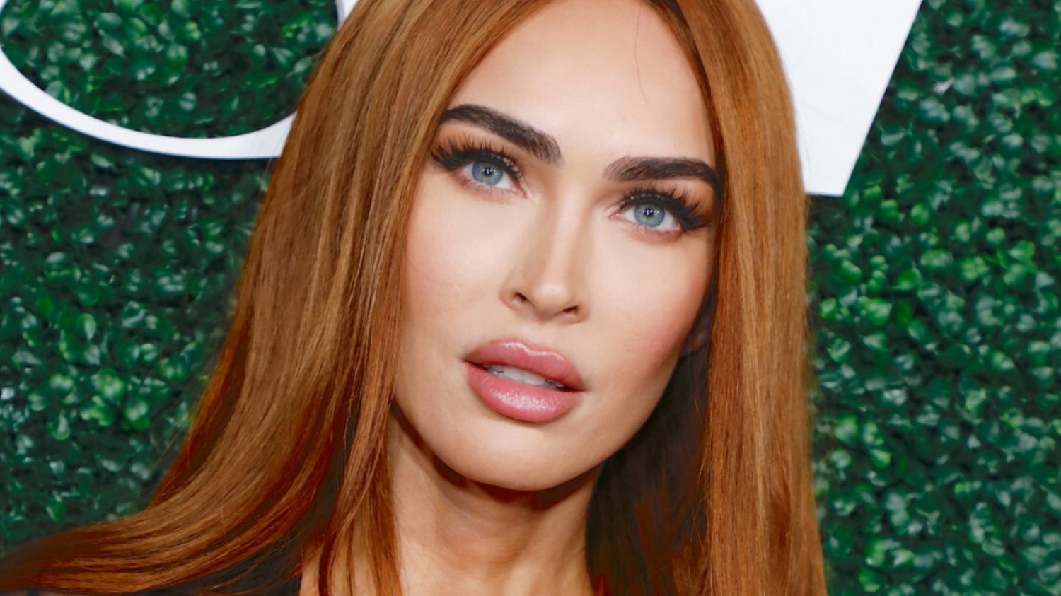Megan Fox na imprezie prawie nago. Siateczkowa suknia niewiele zakryła