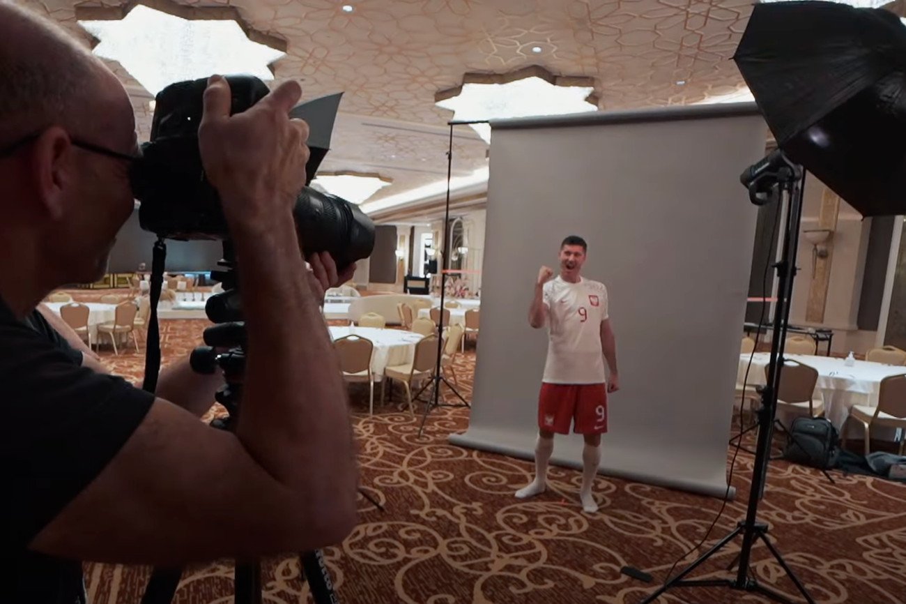 Robert Lewandowski był jednym z głównych bohaterów sesji zdjęciowej, którą Biało-Czerwoni zaliczyli na potrzeby FIFA.