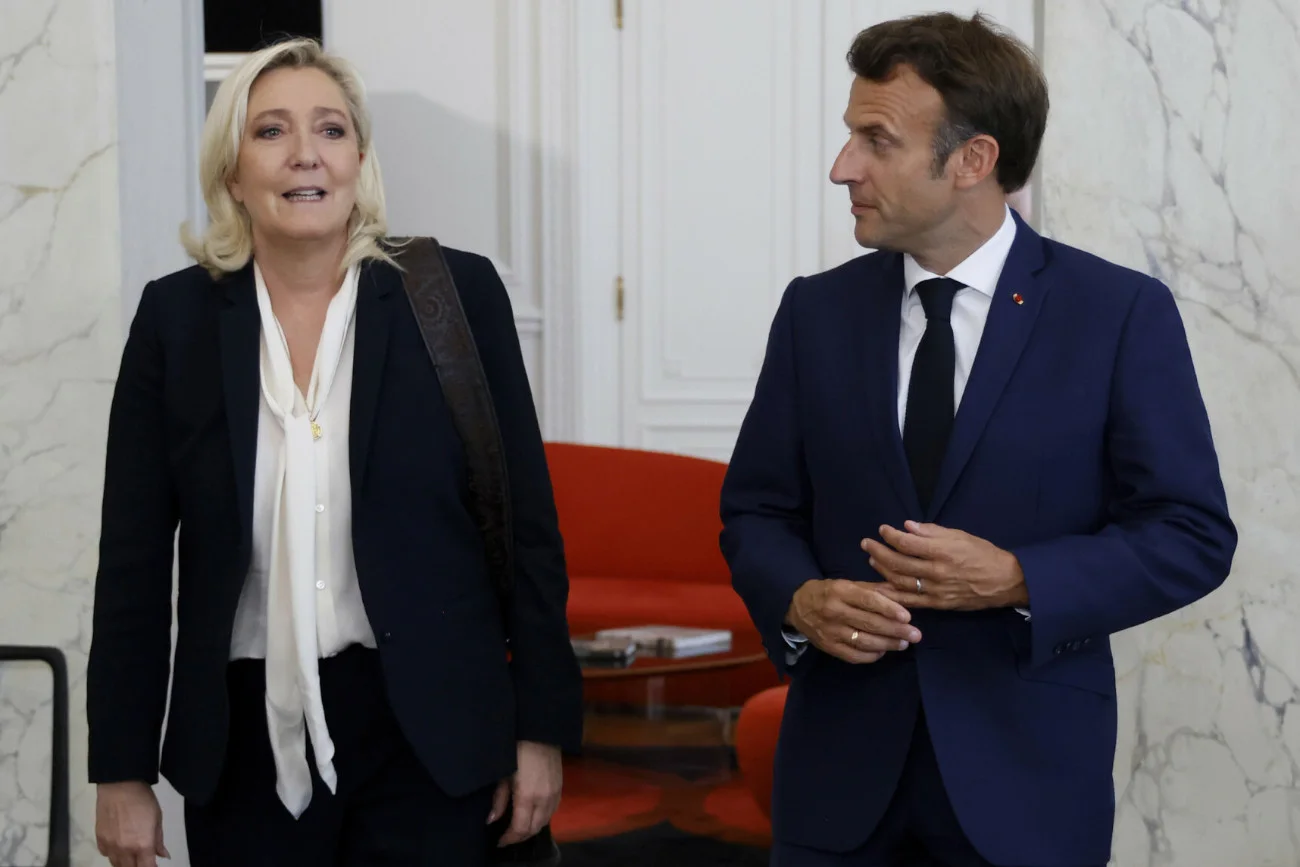 Przed Francuzami kluczowe głosowanie. Krajowi grozi jednak paraliż polityczny Marine Le Pen i Emmanuel Macron