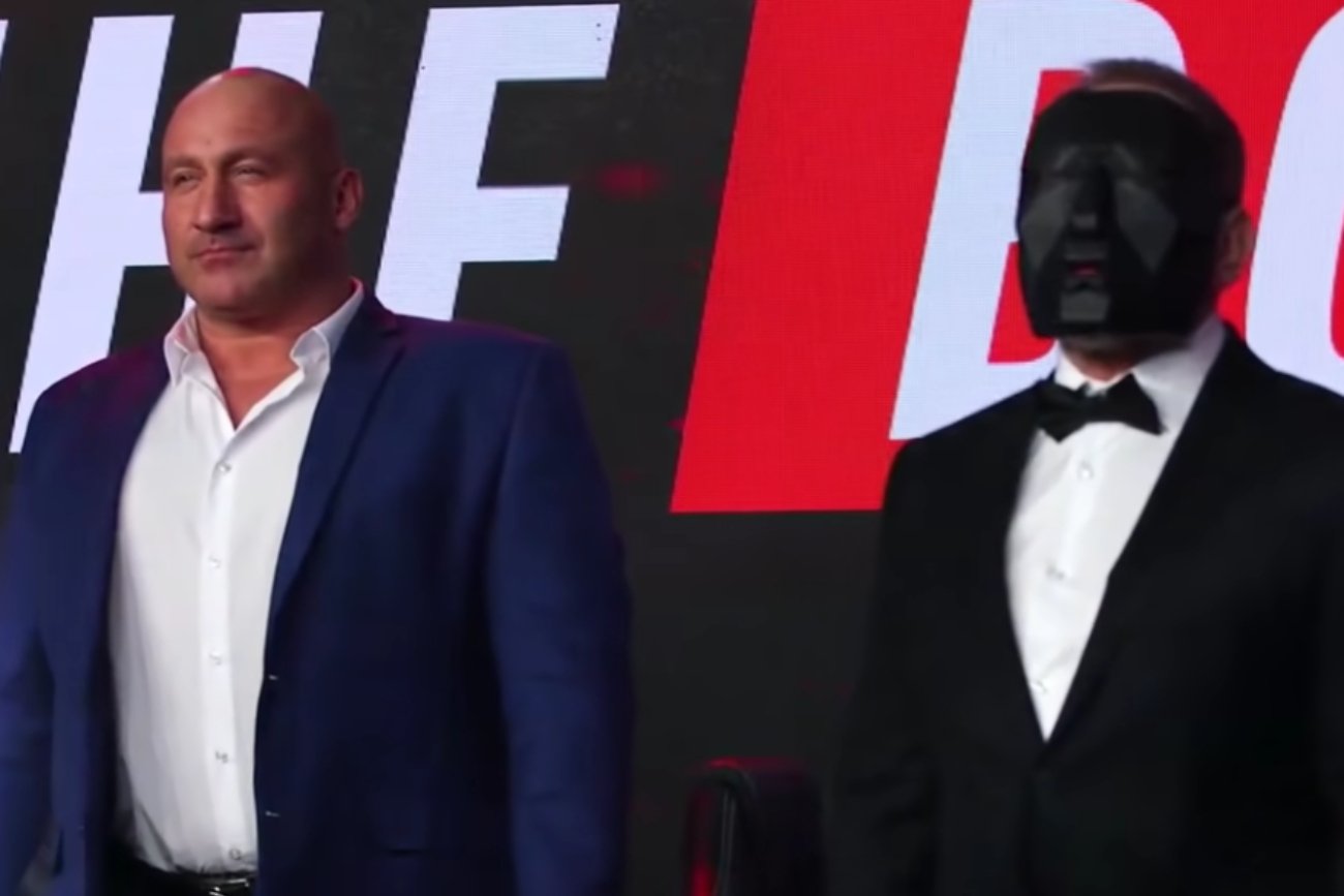 Marcin Najman wystawił na licytację maskę "Słowika". "Próby wybielenia"