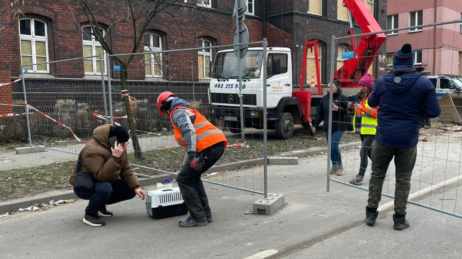 W gruzach odnaleziono kota, z kolei kotka "Szarotka" nadal jest poszukiwana.