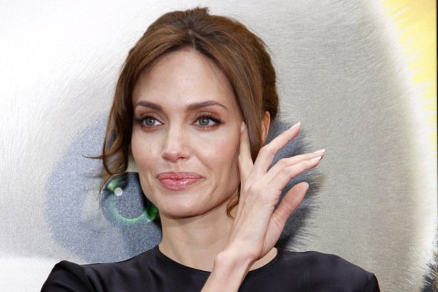 Angelina Jolie poddała się operacji usunięcia jajników i jajowodów