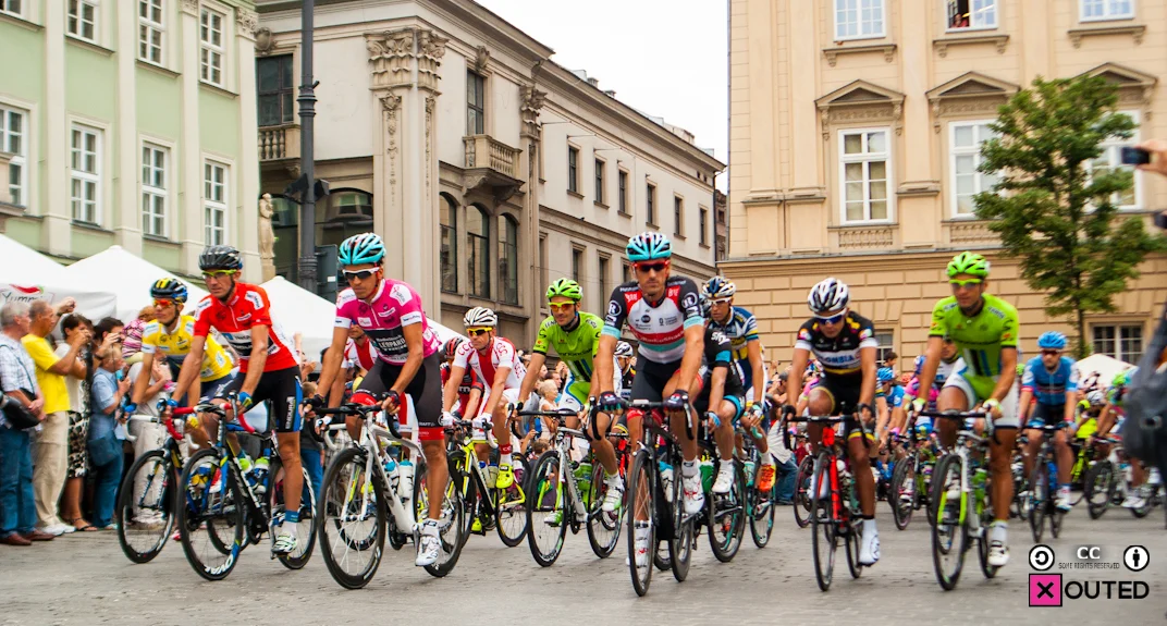Peleton Tour de Pologne na krakowskim rynku