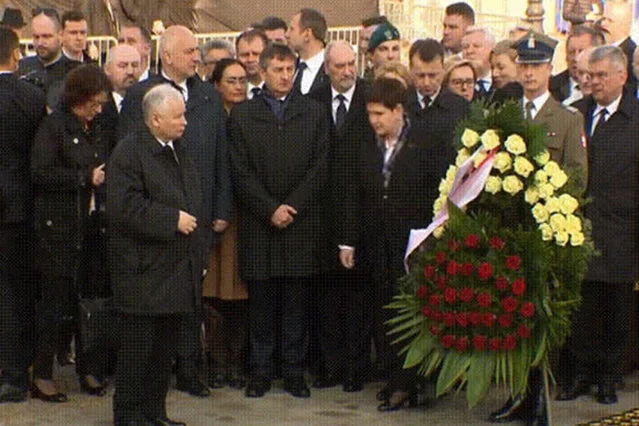 Wystarczyło, by prezes PiS Jarosław Kaczyński wykonał stanowczy ruch palcem, a premier Beata Szydło już rzuciła się, by stanąć u jego boku.