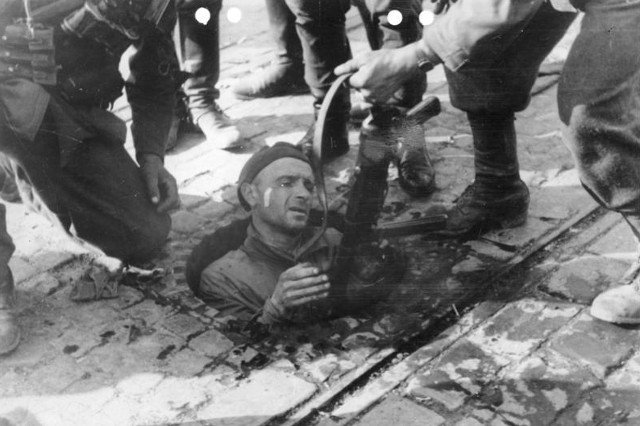 Uczestnik Powstania Warszawskiego poddaje się Niemcom na Mokotowie