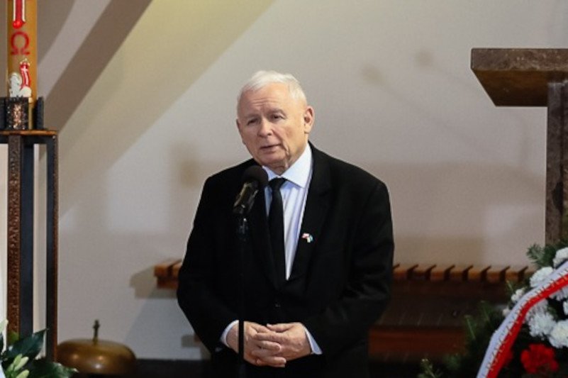 Prezes PiS dzieli Polaków na Pogrzebie? "Zdecydował się zawsze stać po dobrej stronie barykady"