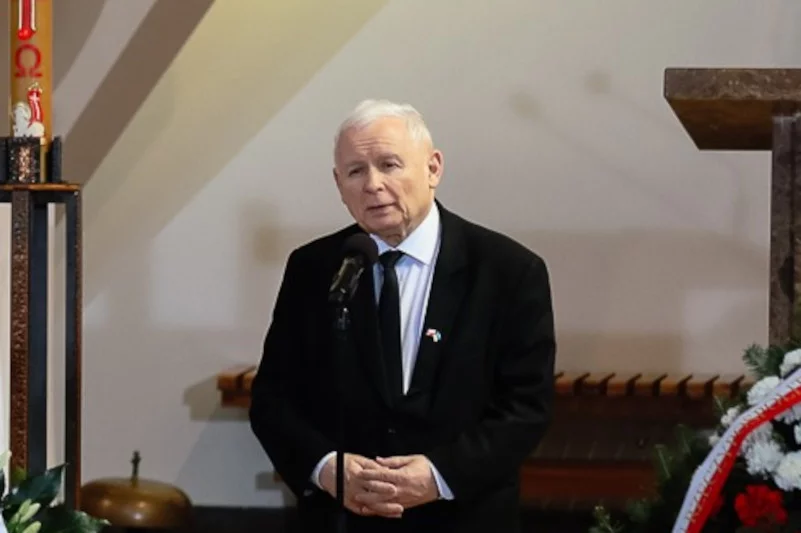 Prezes PiS dzieli Polaków na Pogrzebie? "Zdecydował się zawsze stać po dobrej stronie barykady"
