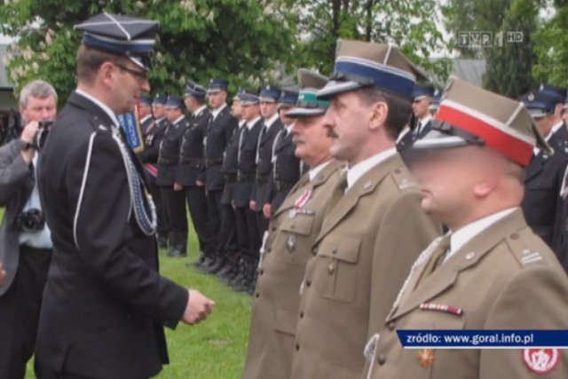 Fałszywy major Marek P. (pierwszy z prawej) odbiera medal z rąk posła Edwarda Siarki