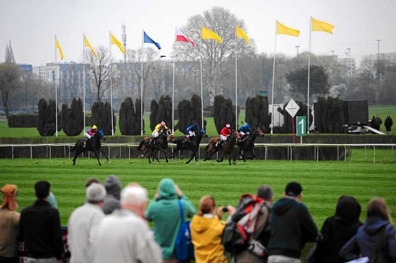 Otwarcie sezonu na torze wyścigów konnych na Służewcu. Gonitwy przyciągają coraz więcej fascynatów.