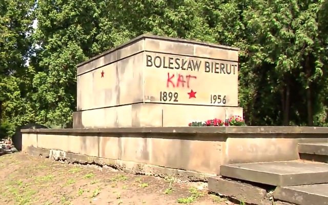 Zdewastowanie nagrobka jest przestępstwem, niezależnie od tego, kto w nim spoczywa.