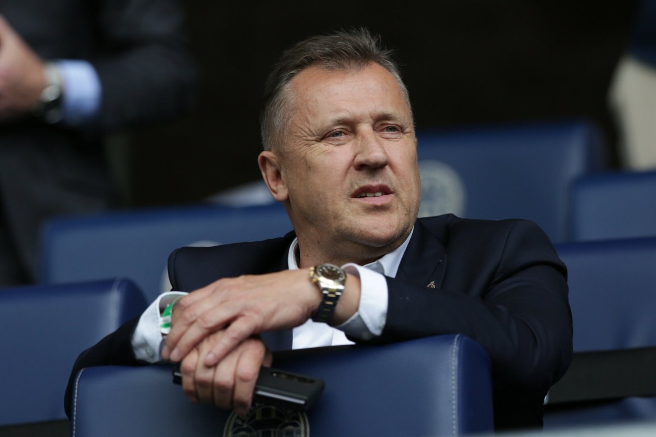 Cezary Kulesza na trybunach stadionu.