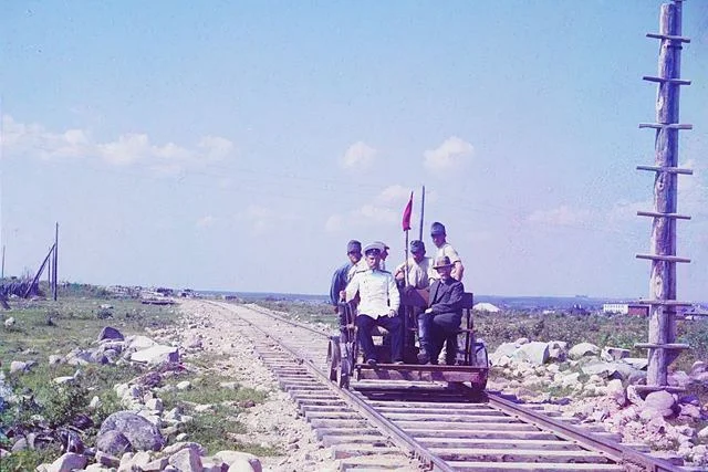 Rok 1915. Siergiej Prokudin-Gorski (siedzi z prawej), urzędnik oraz czterech robotników kolejowych na drezynie. Zdjęcie wykonano na linii kolejowej łączącej Murmańsk i Petersburg (wówczas Piotrogród)