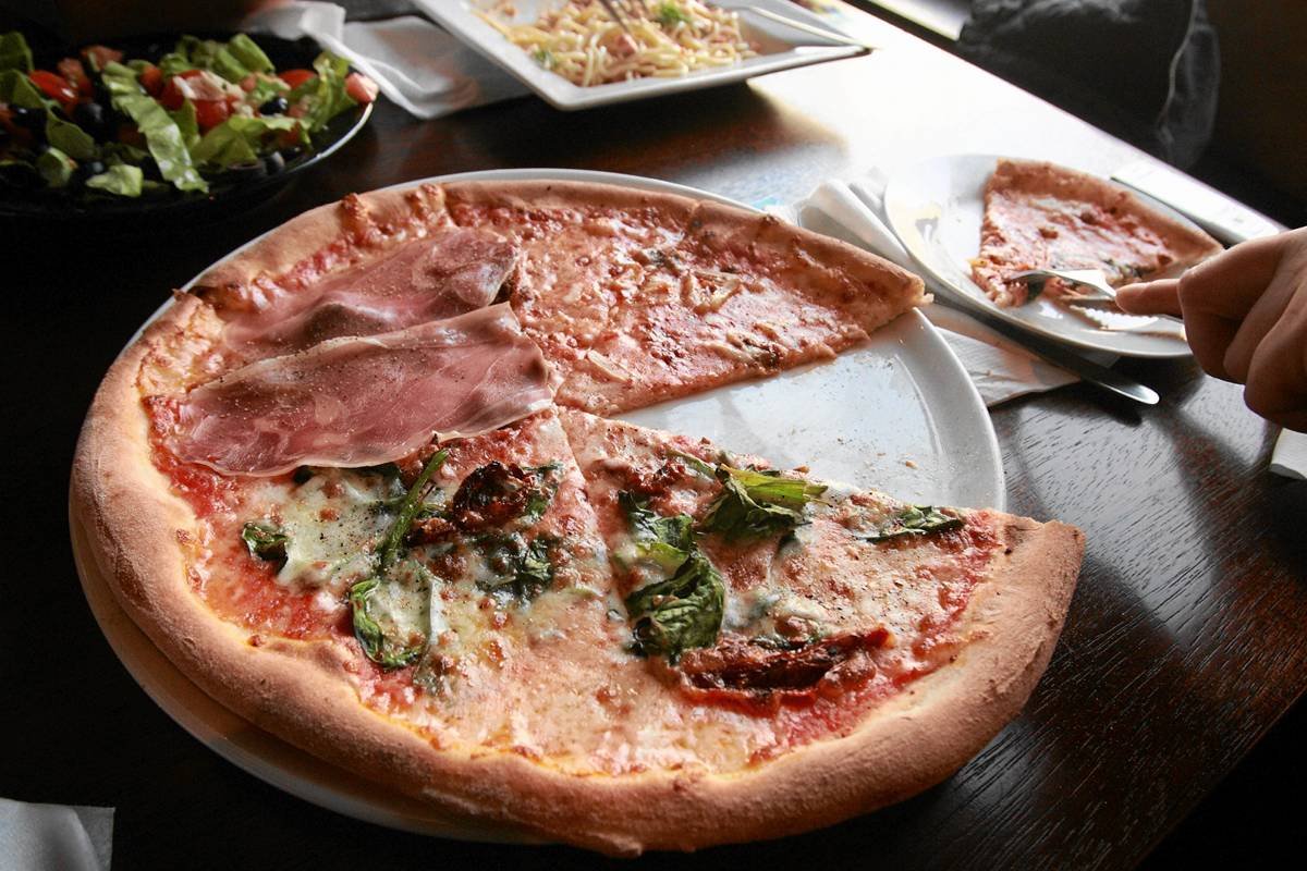 Marzec 2011, Warszawa. Pizza "Bunga Bunga" w pizzerii Non Solo.