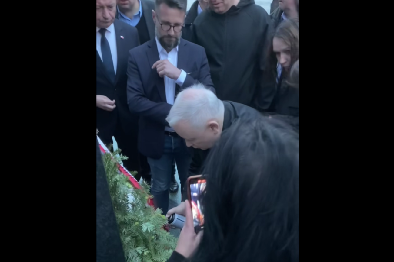 Jarosław Kaczyński nie odpuścił. Drugi raz przyszedł pod pomnik smoleński i zniszczył wieniec