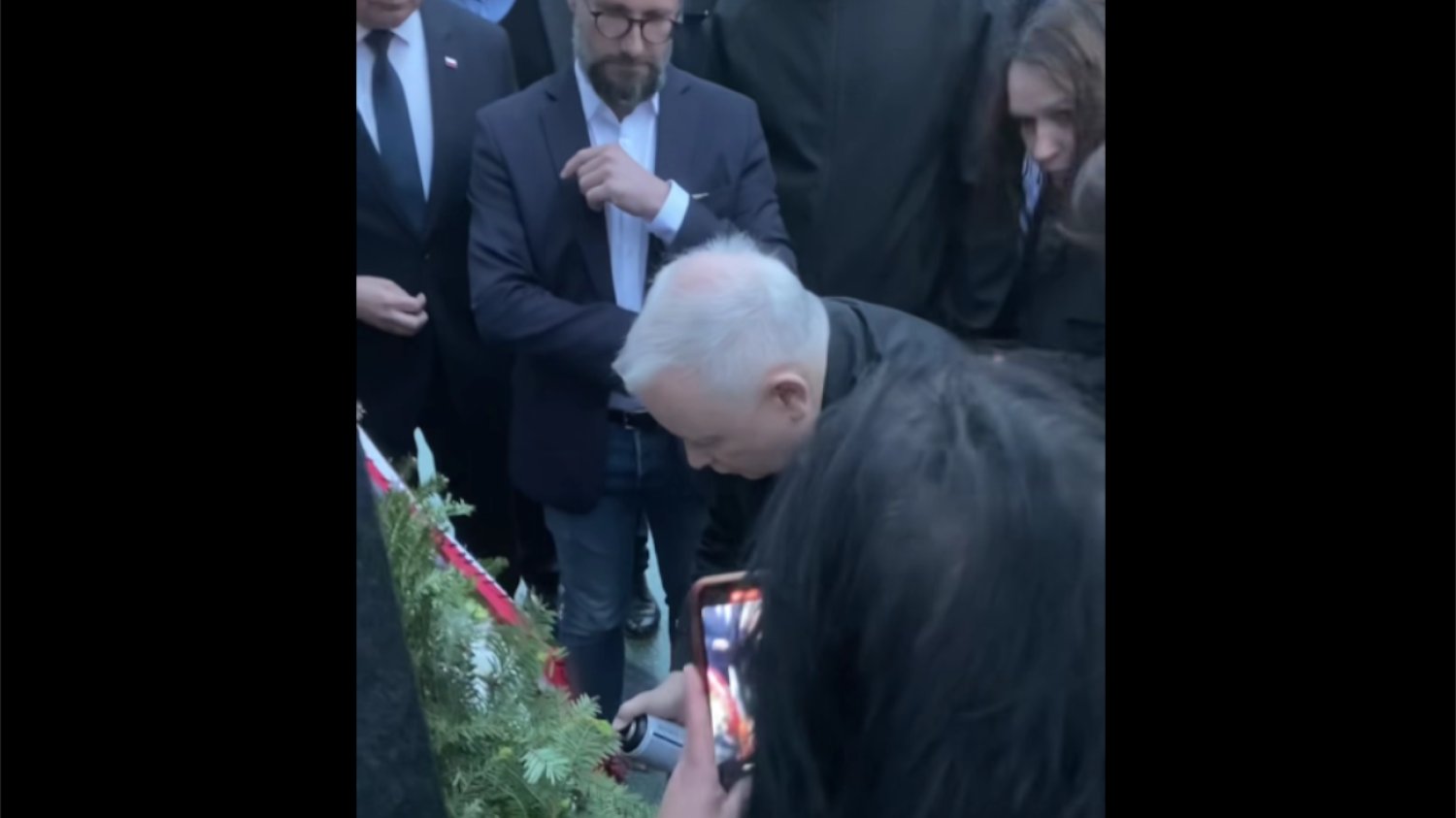 Jarosław Kaczyński nie odpuścił. Drugi raz przyszedł pod pomnik smoleński i zniszczył wieniec