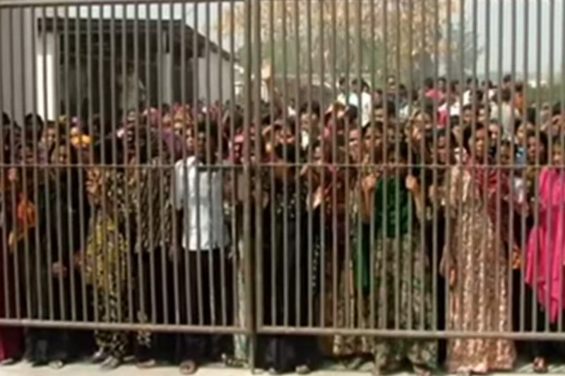 Nie piszą, nie czytają, mieszkają w 8 osób w jednym lokalu i szyją Polakom ubrania. Nowy raport Clean Clothes "Grubymi nićmi szyte" pokazuje jak źle jest w Bangladeszu