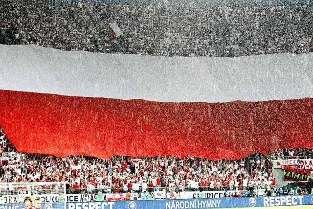 Potężna sektorówka – flaga Polski – na stadionie we Wrocławiu przed meczem z Czechami na Euro 2012