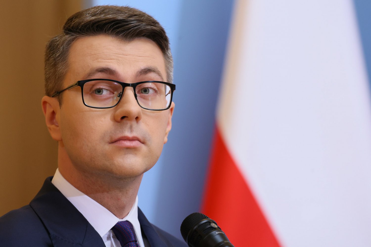 Rzecznik rządu Piotr Mueller rozmawiał z Konradem Piaseckim m.in. o powiązaniach premiera z rosyjskim biznesem.