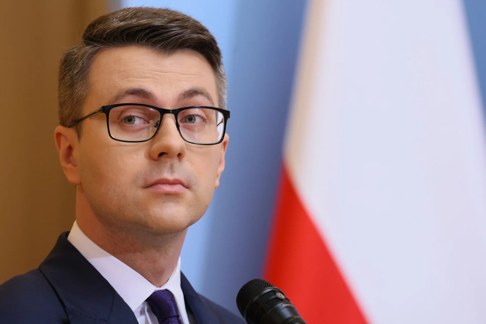 Rzecznik rządu Piotr Mueller rozmawiał z Konradem Piaseckim m.in. o powiązaniach premiera z rosyjskim biznesem.