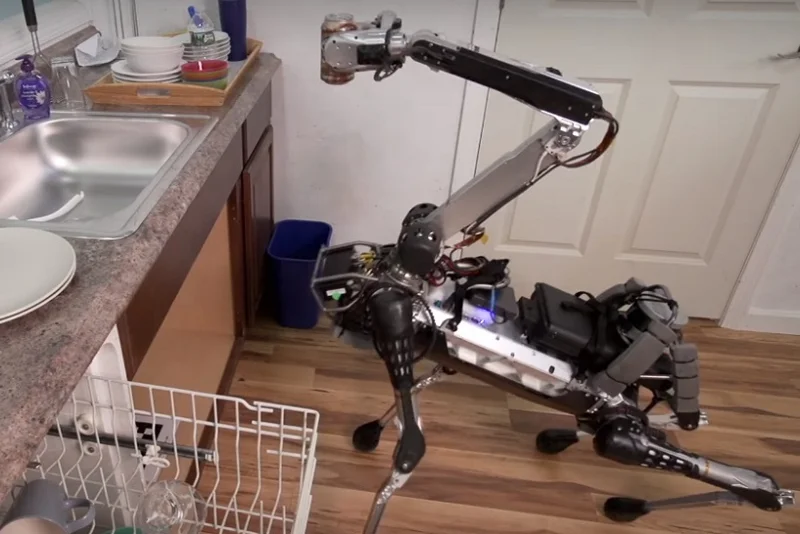 SpotMini to przypominający psa robot, który pomaga w sprzątaniu, odkłada naczynia na suszarkę i przynosi napoje swojemu właścicielowi