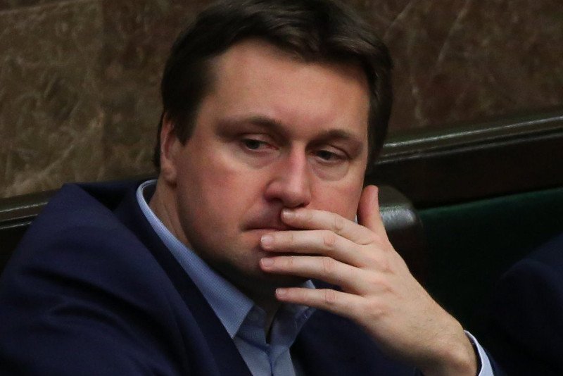 "Szarpał, wykręcał ręce, bił po głowie". Ruszył proces posła PiS oskarżonego o znęcanie się nad żoną.