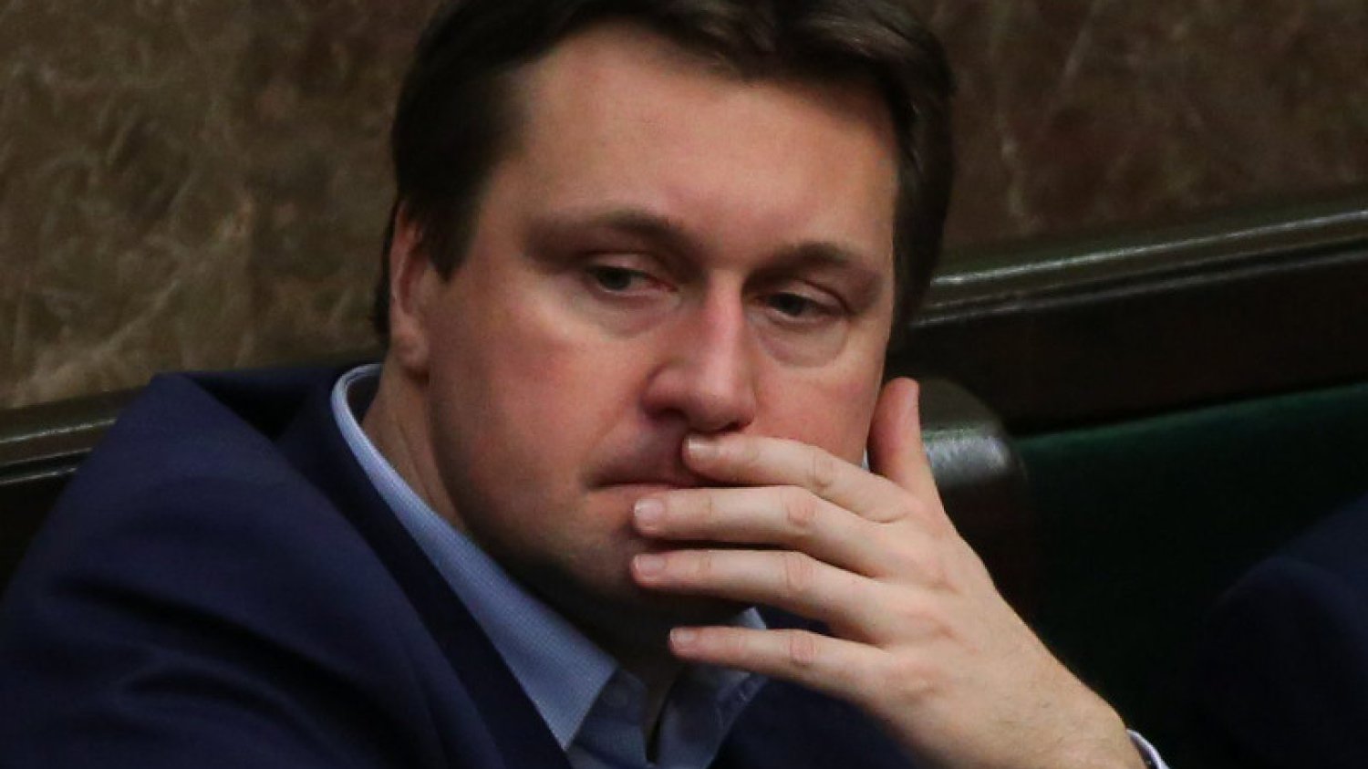 "Szarpał, wykręcał ręce, bił po głowie". Ruszył proces posła PiS oskarżonego o znęcanie się nad żoną.