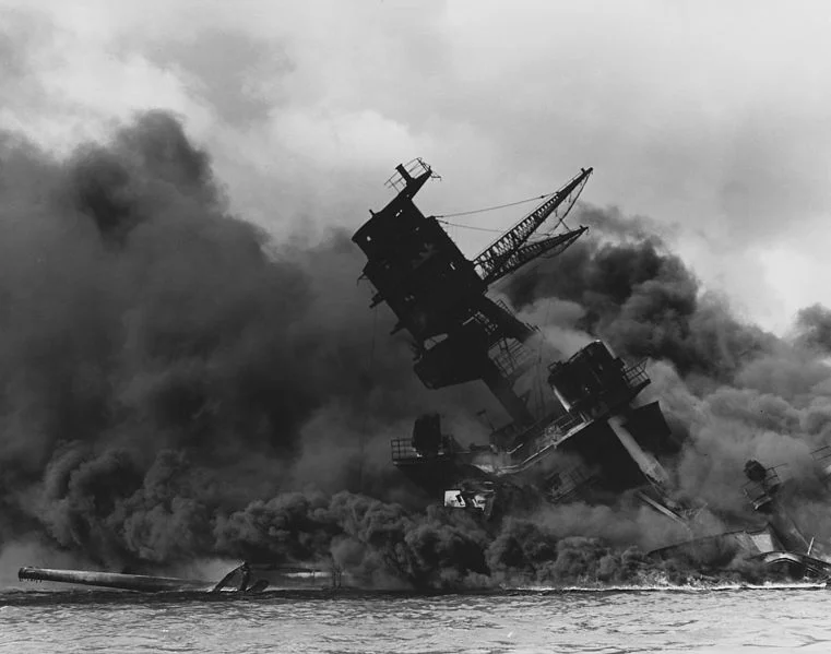 USS "Arizona" zniszczony podczas ataku na Pearl Harbor.
