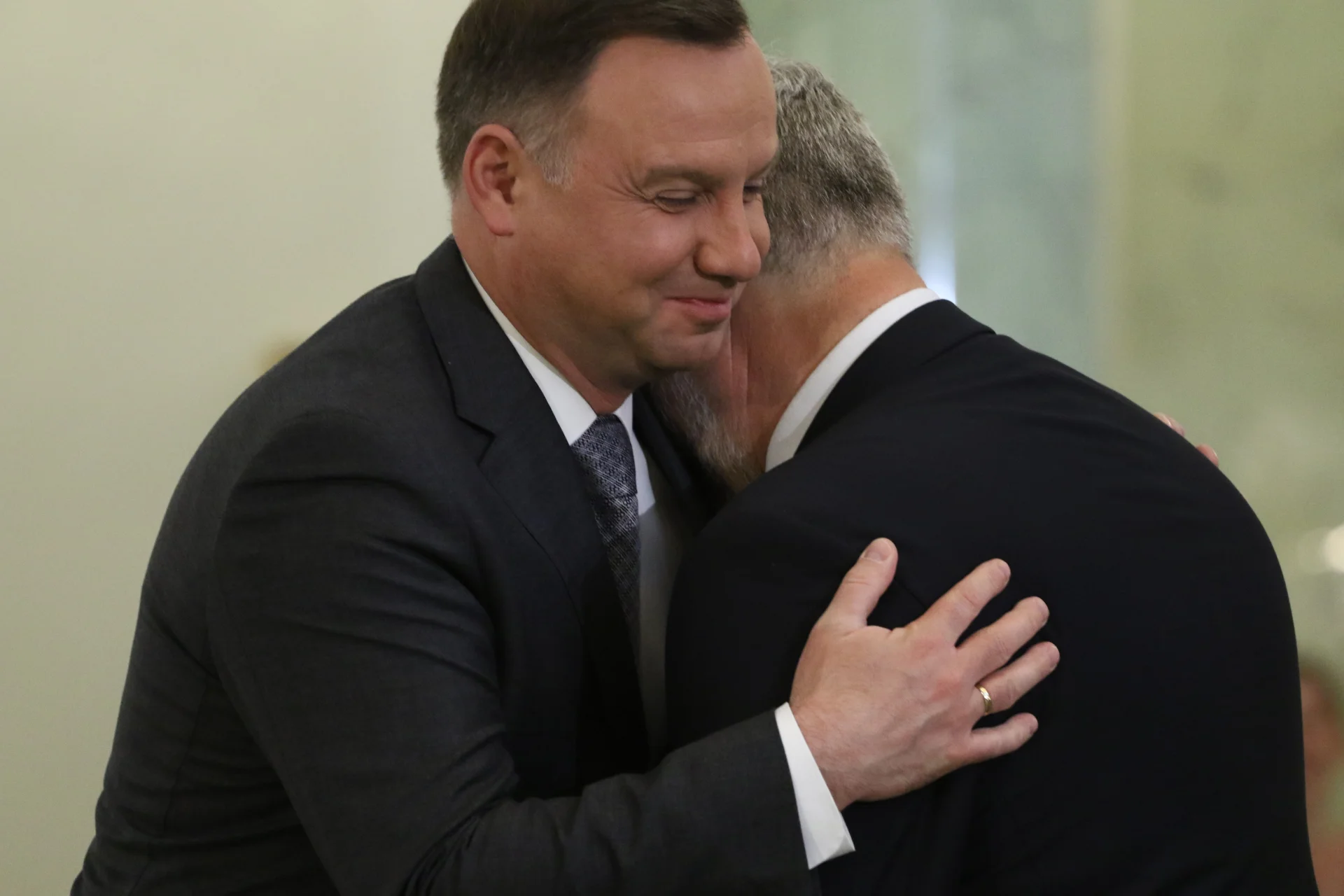 Powitanie na misia jest popularne wśród bliskich znajomych