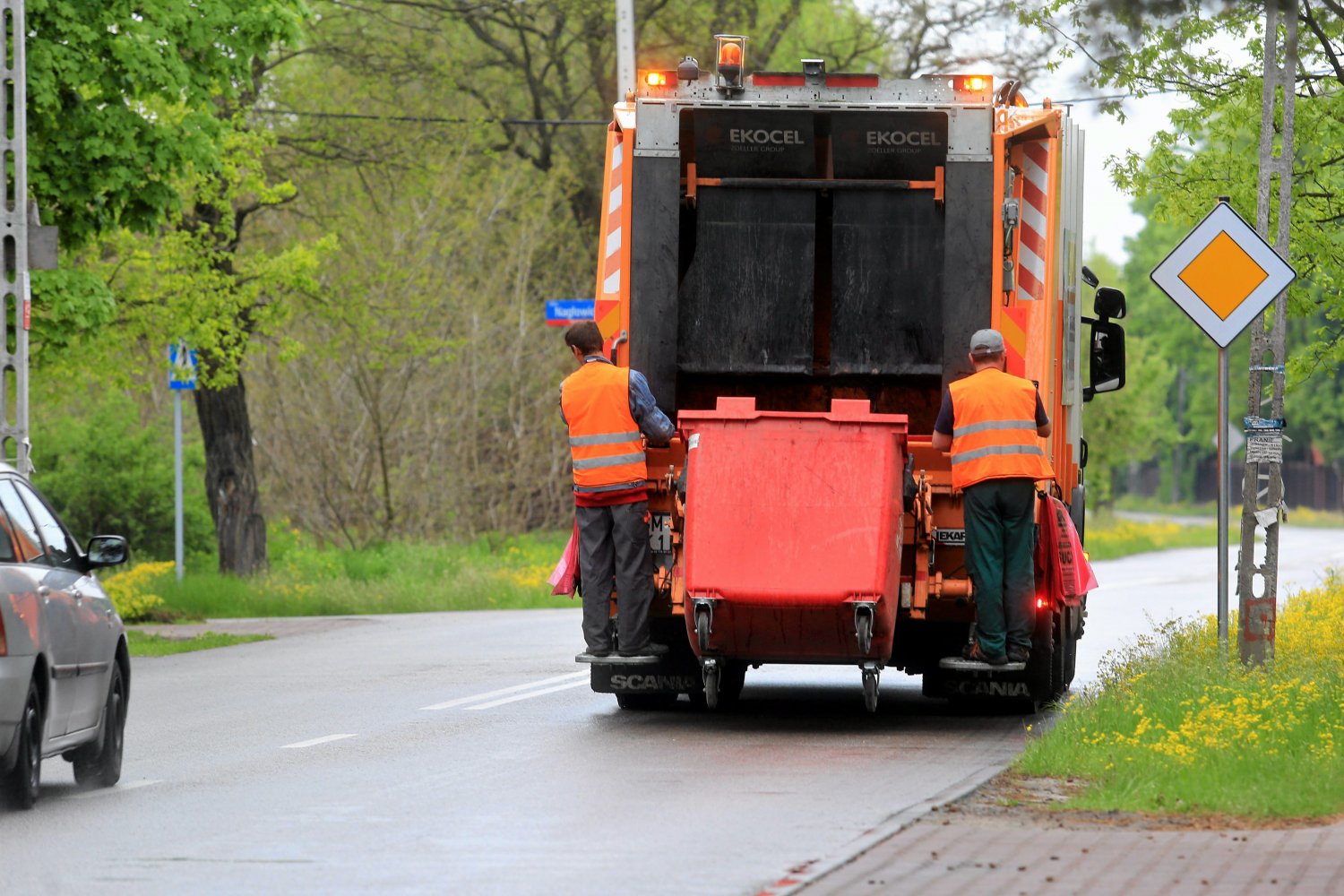 Pomarańczowe worki na śmieci na tekstylia. Ustroń daje przykład