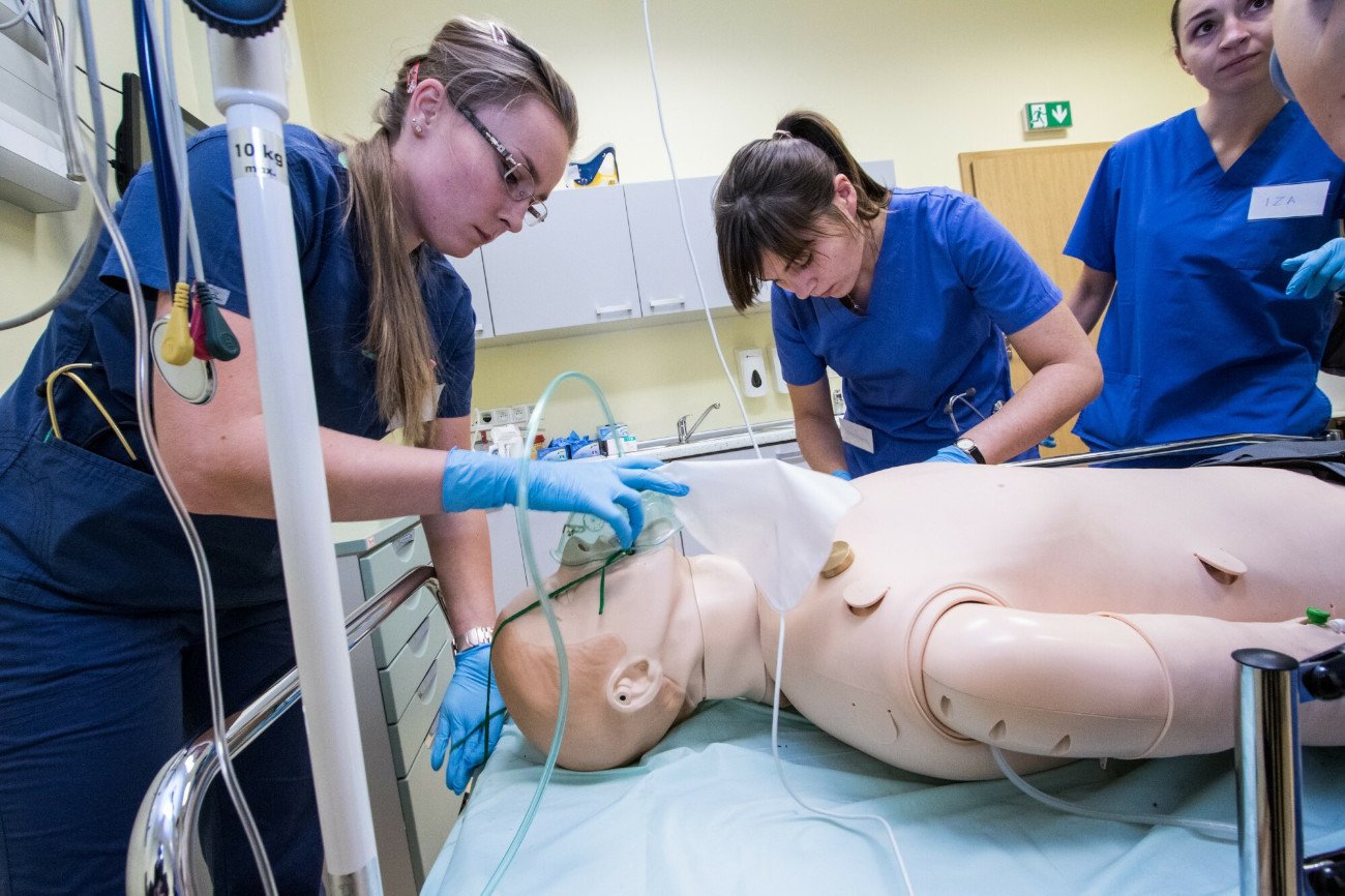 Sięgające nawet 50 tys. zł opłaty dodatkowe są zbyt wysokie dla polskich studentów medycyny, którzy do tej pory kształcili się w Ukrainie, a chcieliby kontynuować studia na polskich uczelniach medycznych.