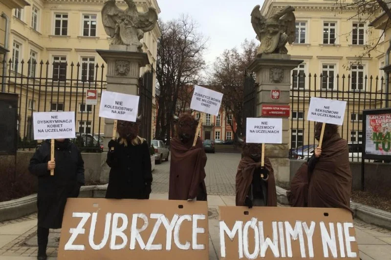 ŻUBRZYCE Mówimy NIE podczas protestu pod warszawskim ASP