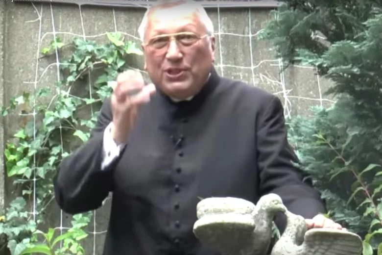 Kontrowersyjny ksiądz z Bydgoszczy zwolniony przez kurię. Wysłano go na emeryturę.