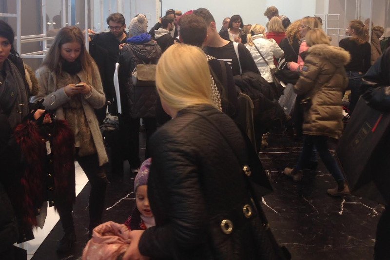 Tłum w warszawskiem sklepie z modą H&M