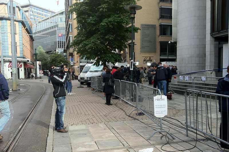 Dziennikarze przed sądem w Oslo oczekujący na wyrok ws. Andersa Breivika