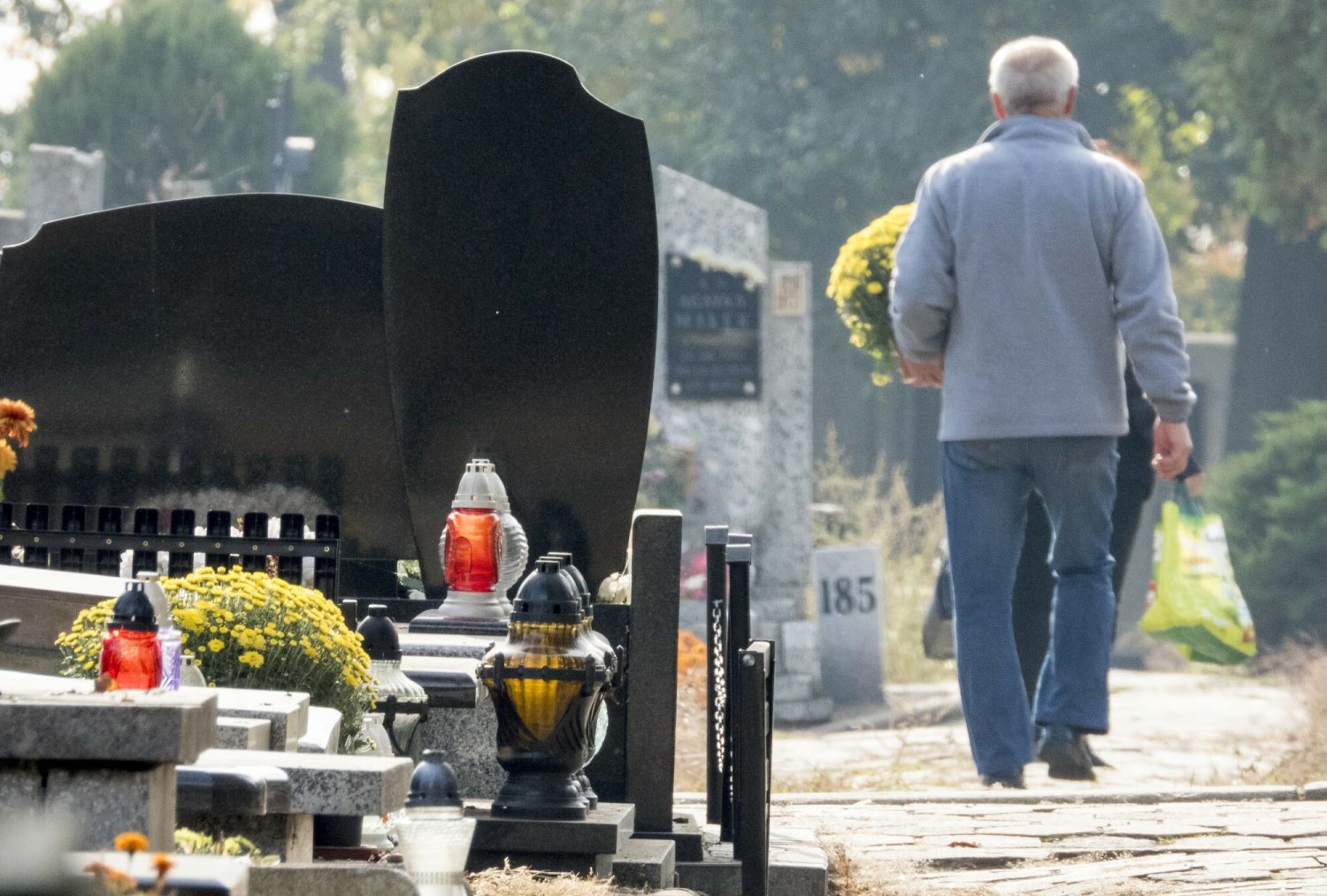 Branża pogrzebowa uważa, że kremacje ofiar COVID-19 powinny być obowiązkowe.