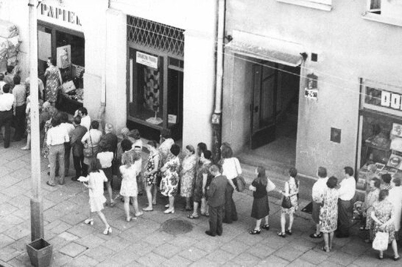 Kolejka po papier toaletowy, lata 70.