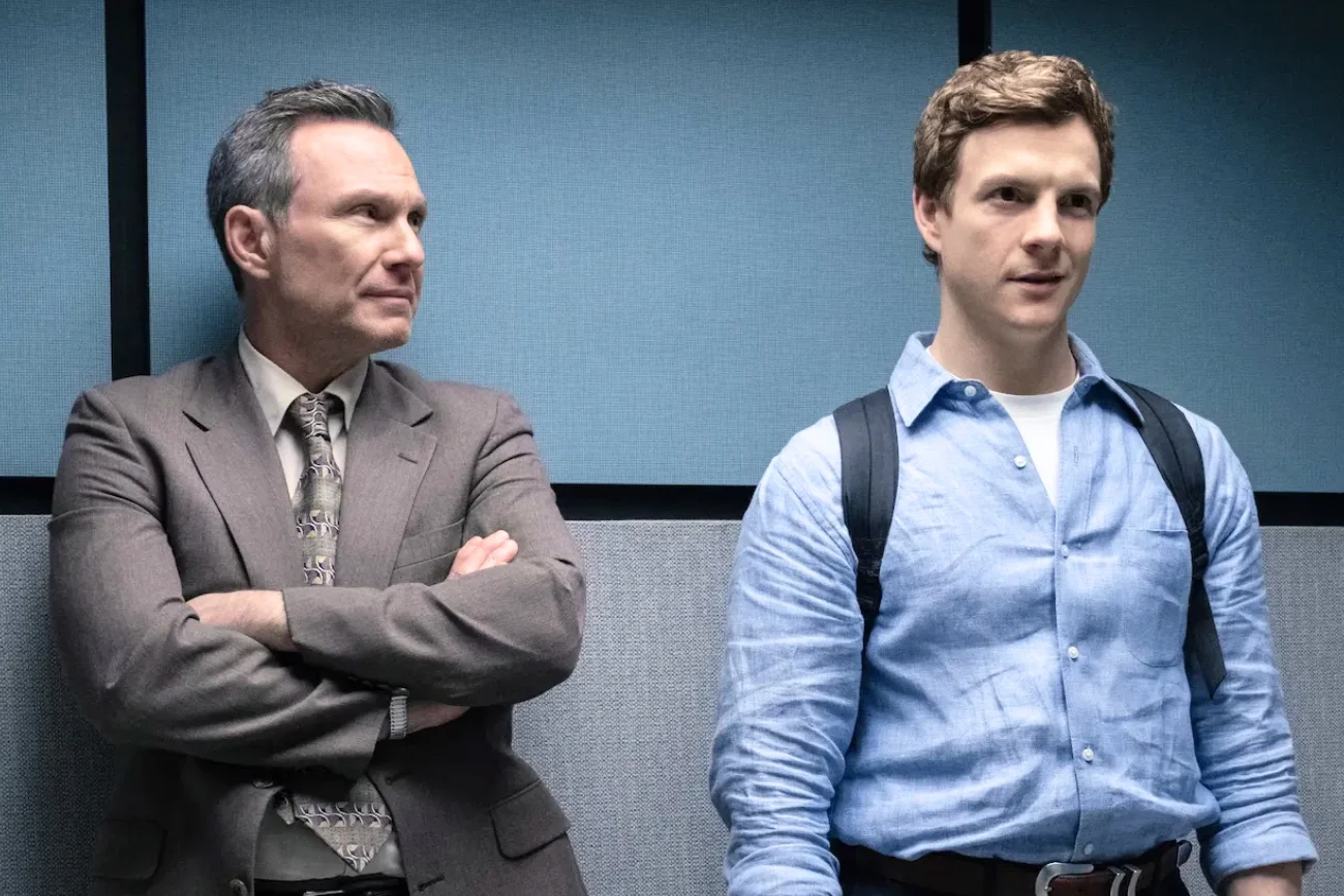 Christian Slater i Patrick Gibson w serialu "Dexter: Grzech pierworodny"