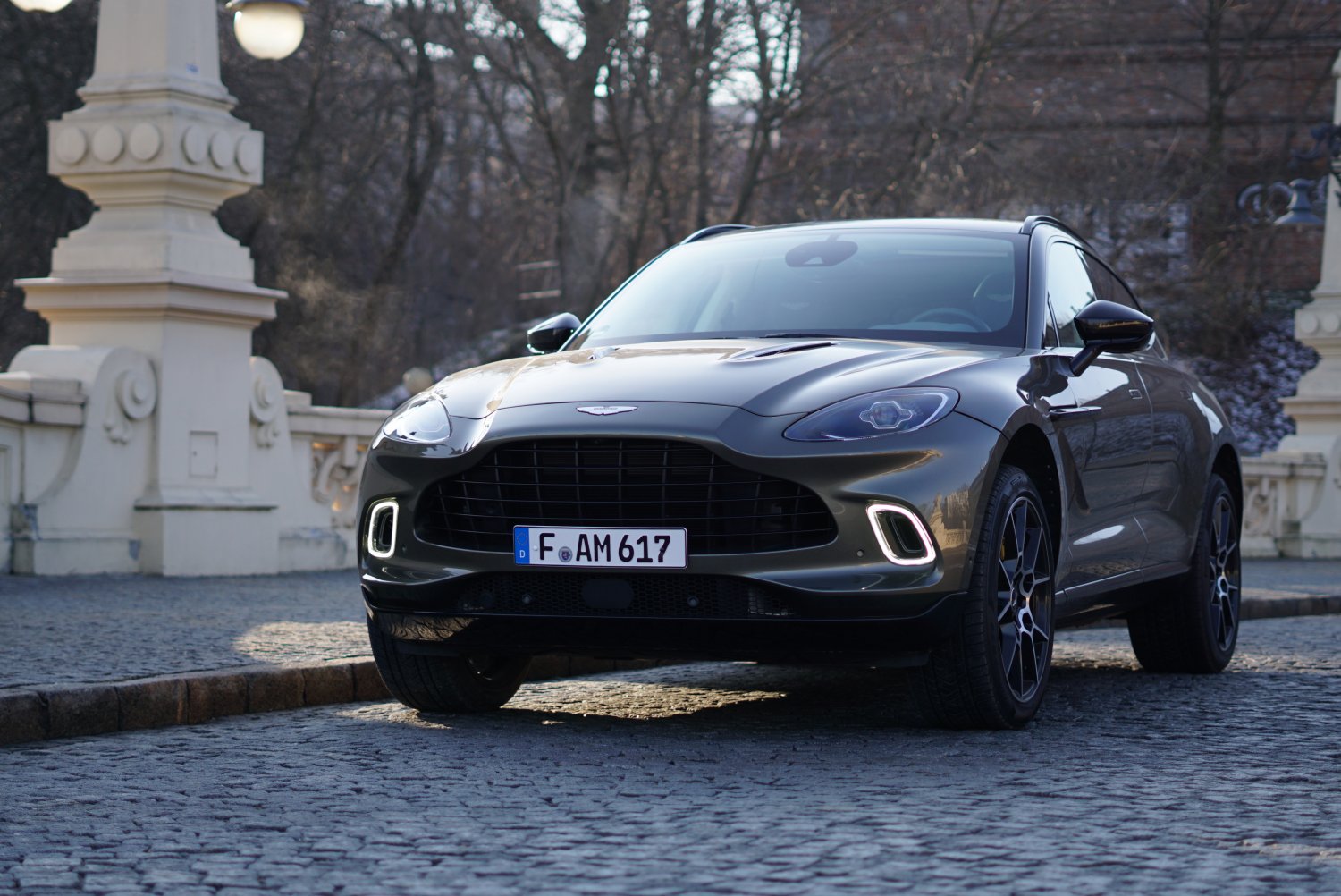 Aston Martin to luksusowy SUV i sprzedażowy hit marki. Sprawdziliśmy, jak jeździ się nim na co dzień.