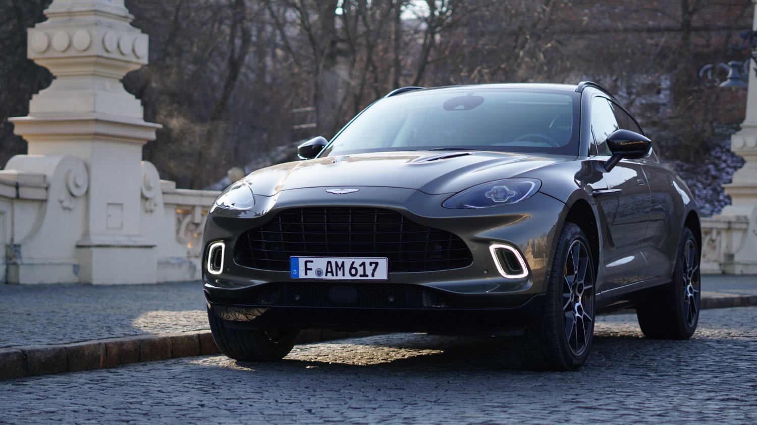 Aston Martin to luksusowy SUV i sprzedażowy hit marki. Sprawdziliśmy, jak jeździ się nim na co dzień.